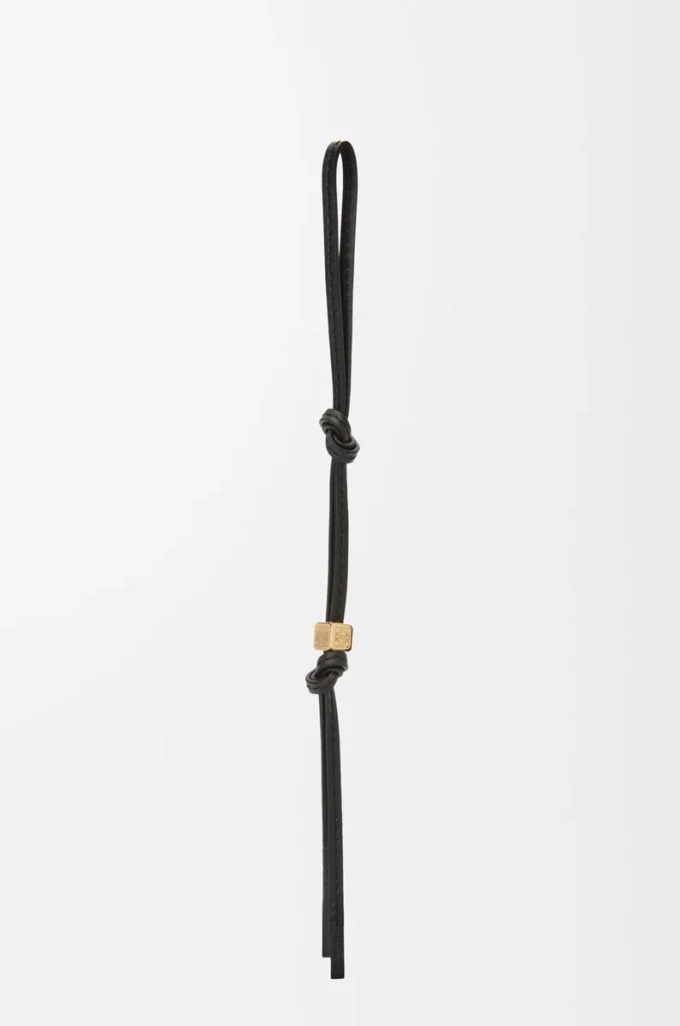 Petite sangle Anagram en cuir de veau noir ton sur ton/doré