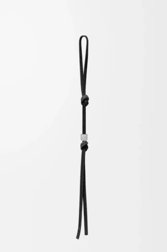 Petite sangle Anagram en cuir de veau noir ton sur ton/palladium