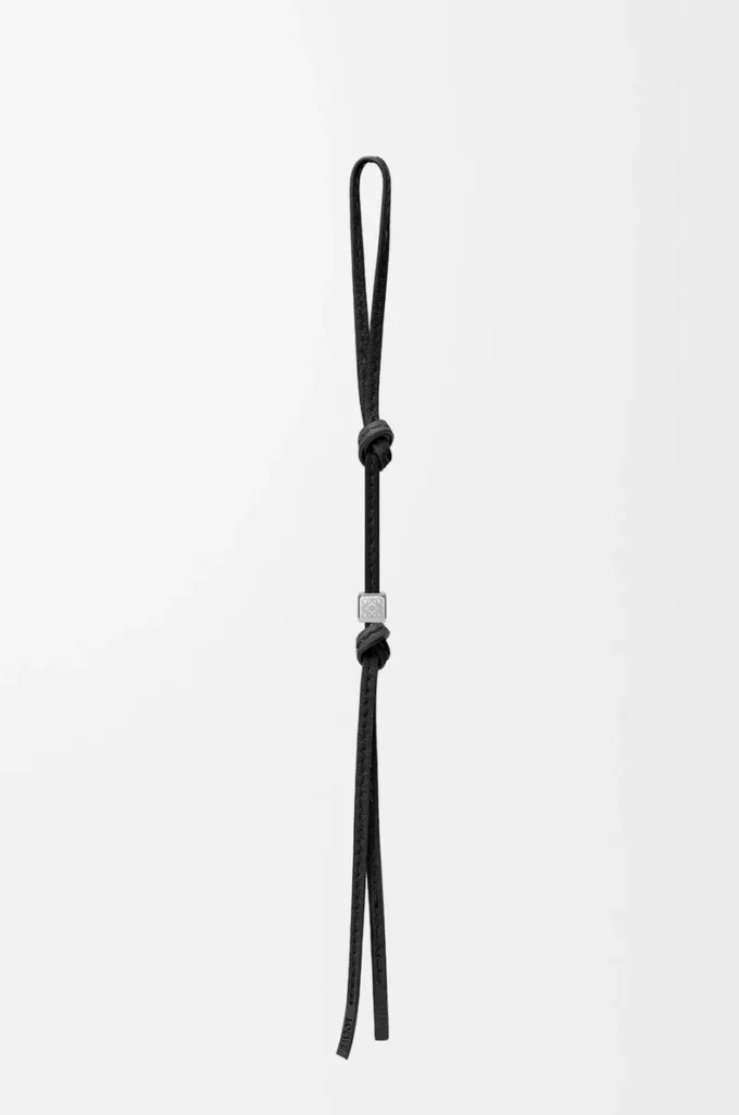 Petite sangle Anagram en cuir de veau noir ton sur ton/palladium