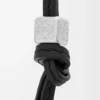 Petite sangle Anagram en cuir de veau noir ton sur ton/palladium