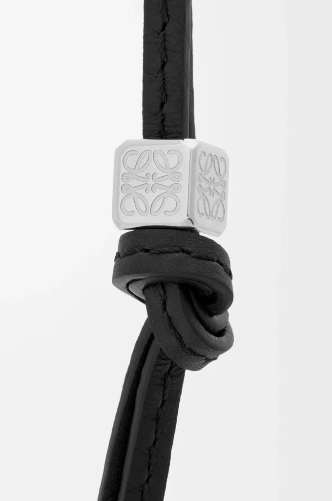 Petite sangle Anagram en cuir de veau noir ton sur ton/palladium