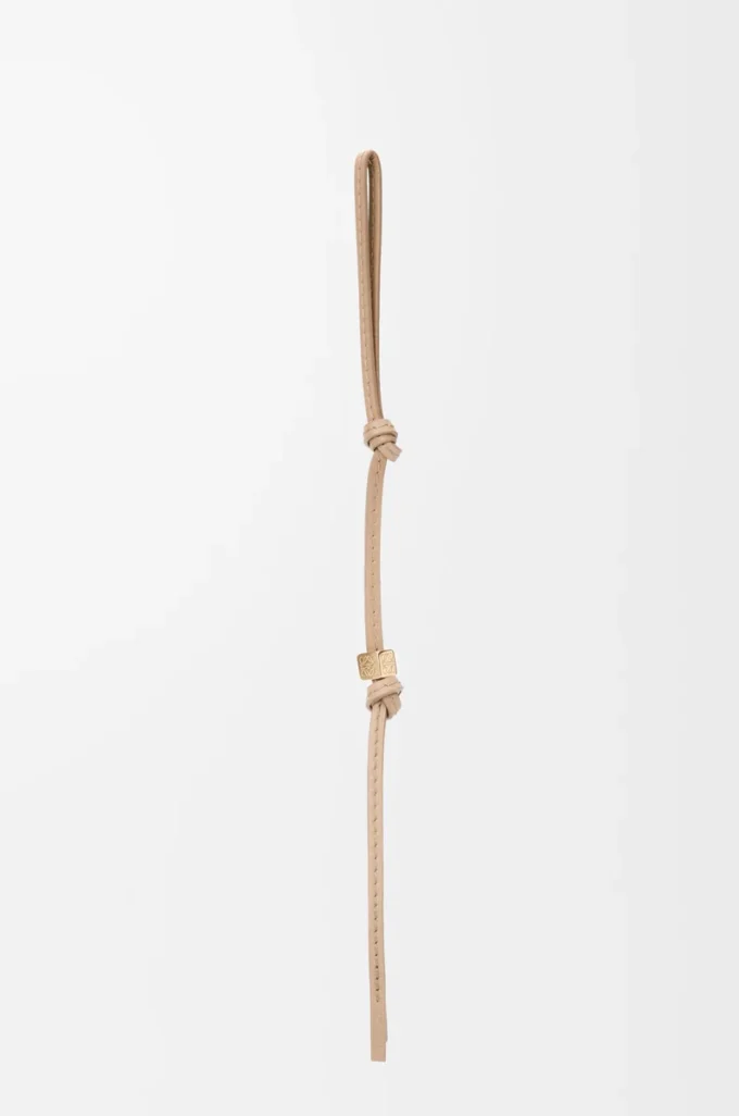 Petite sangle Anagram en cuir de veau sable ton sur ton/or