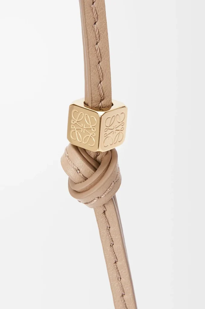 Petite sangle Anagram en cuir de veau sable ton sur ton/or