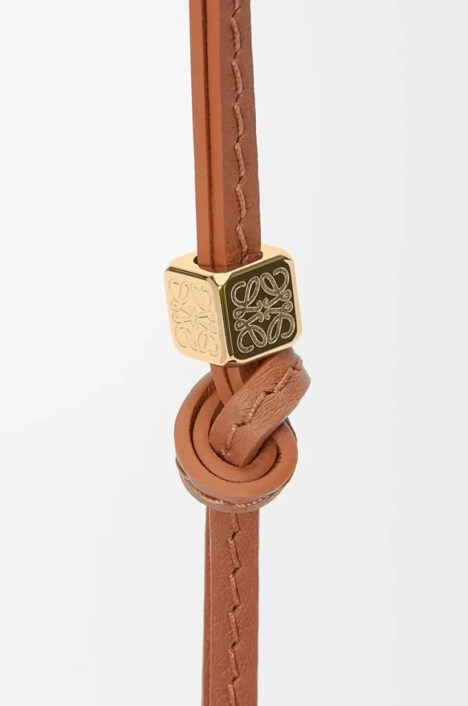 Petite sangle Anagram en cuir de veau Tan Tonal/Gold
