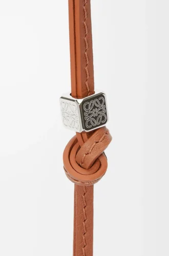Petite sangle Anagram en cuir de veau Tan Tonal/Palladium