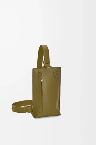Poche verticale en T en cuir de veau grainé souple Olive