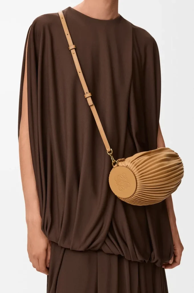 Pochette bracelet en cuir d’agneau nappa plissé Warm Desert Pochette bracelet en cuir d’agneau nappa plissé Warm Desert