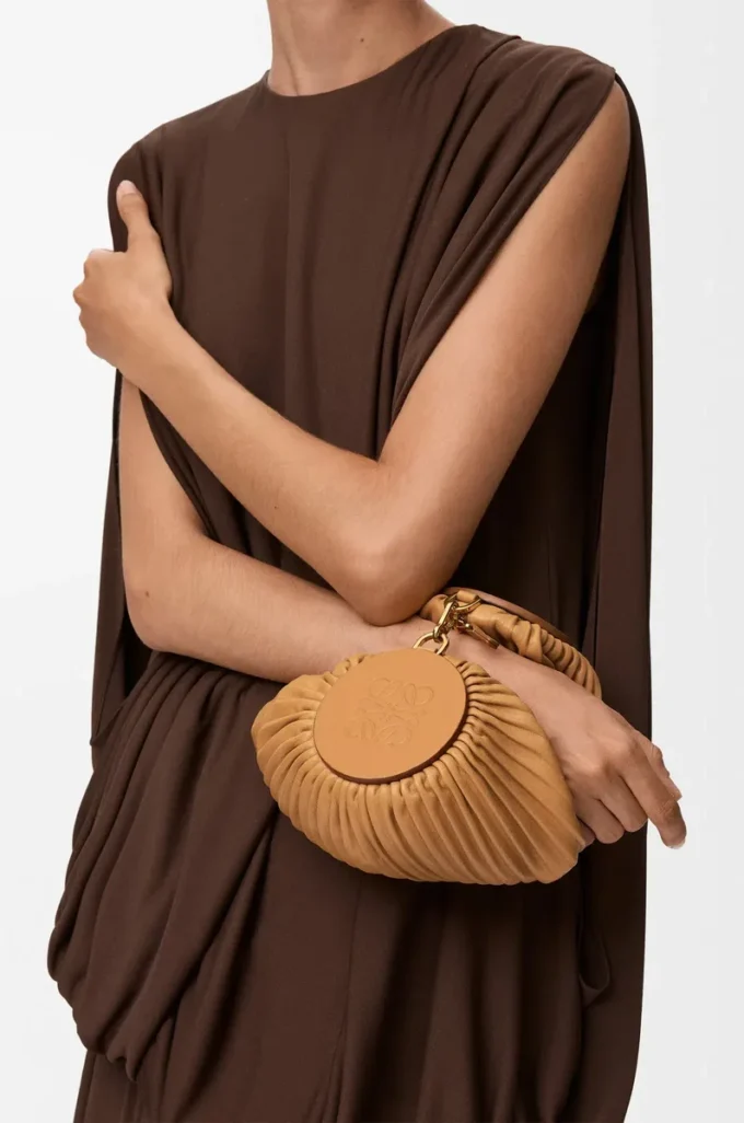 Pochette bracelet en cuir d’agneau nappa plissé Warm Desert Pochette bracelet en cuir d’agneau nappa plissé Warm Desert