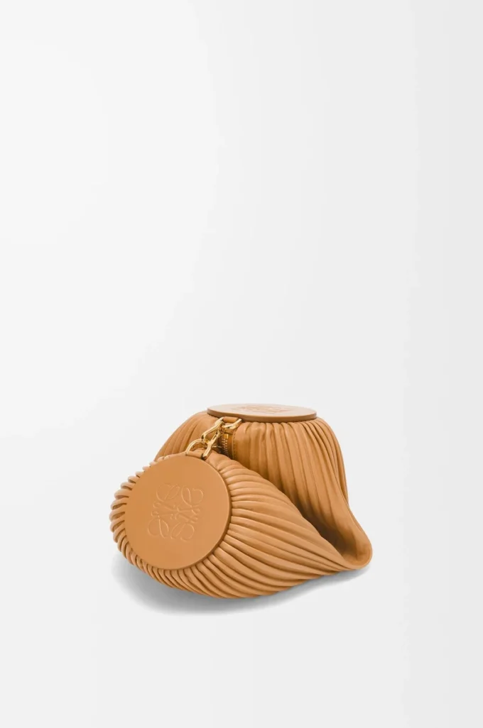 Pochette bracelet en cuir d’agneau nappa plissé Warm Desert Pochette bracelet en cuir d’agneau nappa plissé Warm Desert