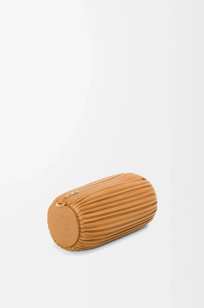 Pochette bracelet en cuir d’agneau nappa plissé Warm Desert Pochette bracelet en cuir d’agneau nappa plissé Warm Desert
