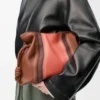 Pochette Flamenco Landscape moyenne en cuir de veau nappa Pecan/Parrot Pink