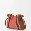 Pochette Flamenco Landscape moyenne en cuir de veau nappa Pecan/Parrot Pink