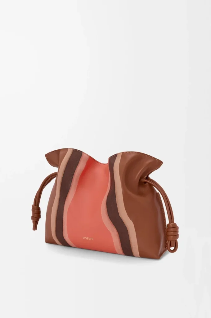 Pochette Flamenco Landscape moyenne en cuir de veau nappa Pecan/Parrot Pink