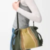 Pochette Flamenco Landscape moyenne en cuir de veau nappa vert bouteille/ocre