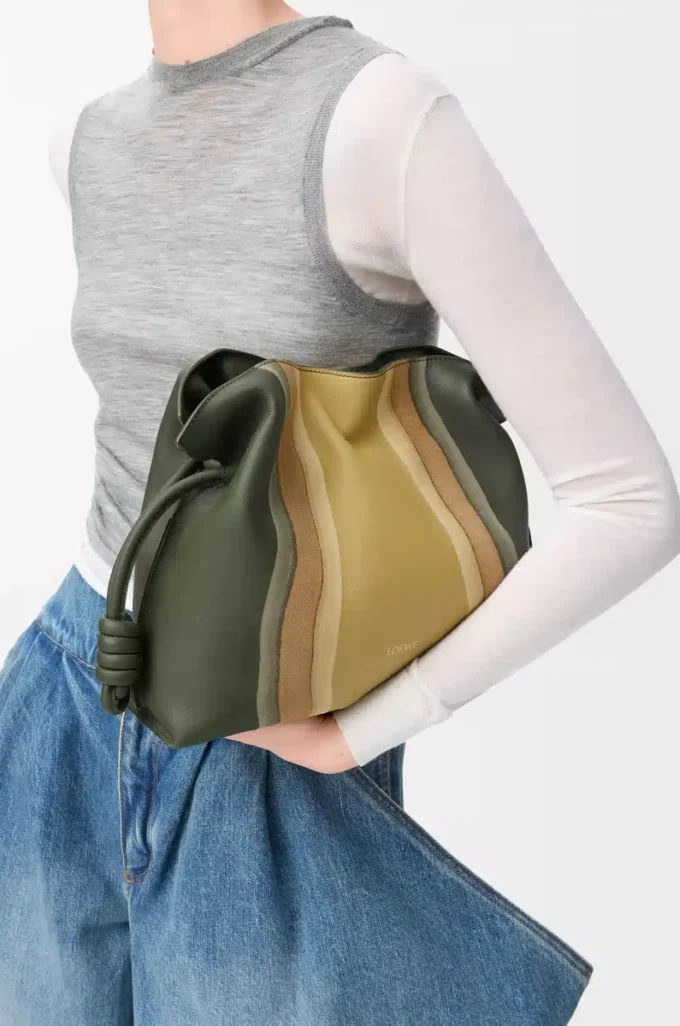 Pochette Flamenco Landscape moyenne en cuir de veau nappa vert bouteille/ocre
