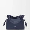 Pochette Flamenco moyenne en cuir de veau nappa bleu abysse