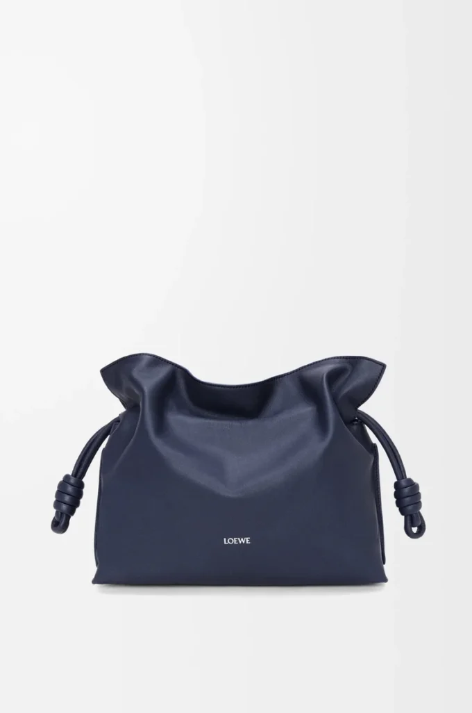 Pochette Flamenco moyenne en cuir de veau nappa bleu abysse