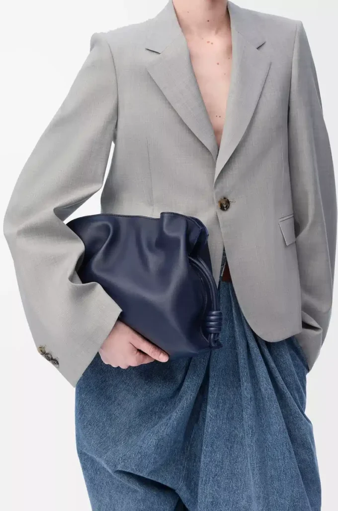 Pochette Flamenco moyenne en cuir de veau nappa bleu abysse