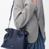 Pochette Flamenco moyenne en cuir de veau nappa bleu abysse