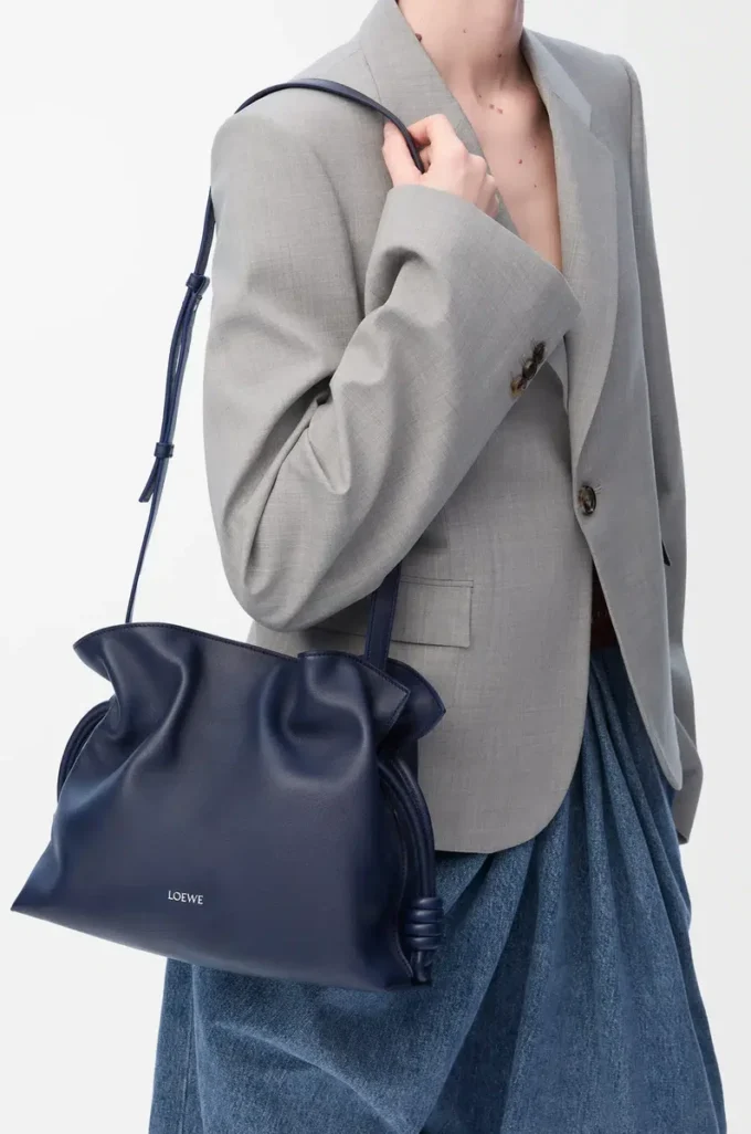 Pochette Flamenco moyenne en cuir de veau nappa bleu abysse