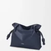 Pochette Flamenco moyenne en cuir de veau nappa bleu abysse