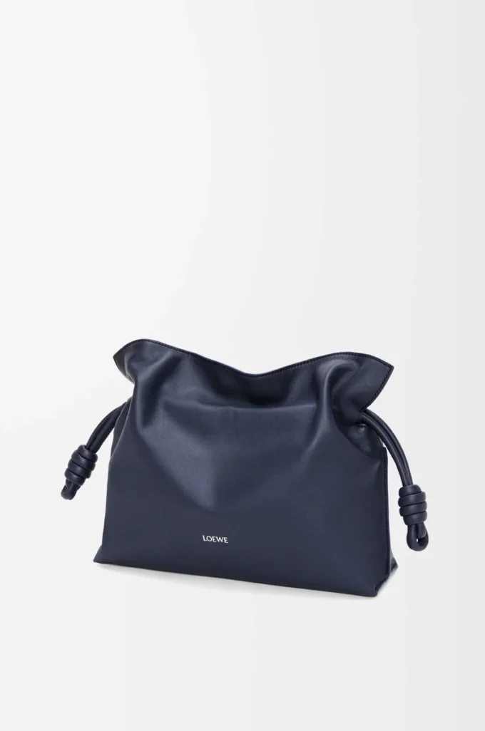 Pochette Flamenco moyenne en cuir de veau nappa bleu abysse