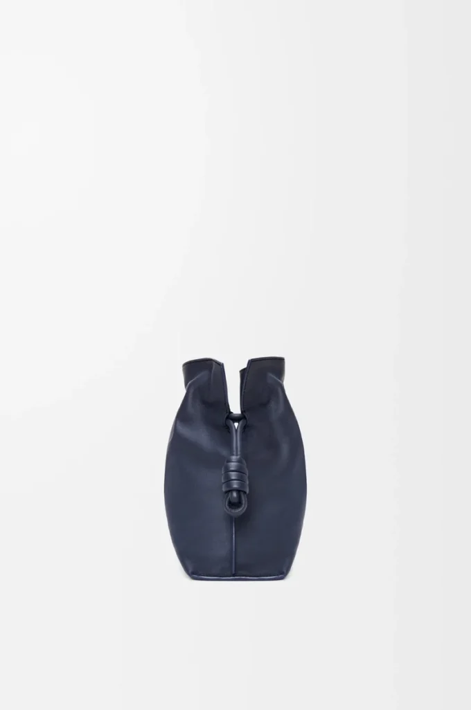 Pochette Flamenco moyenne en cuir de veau nappa bleu abysse
