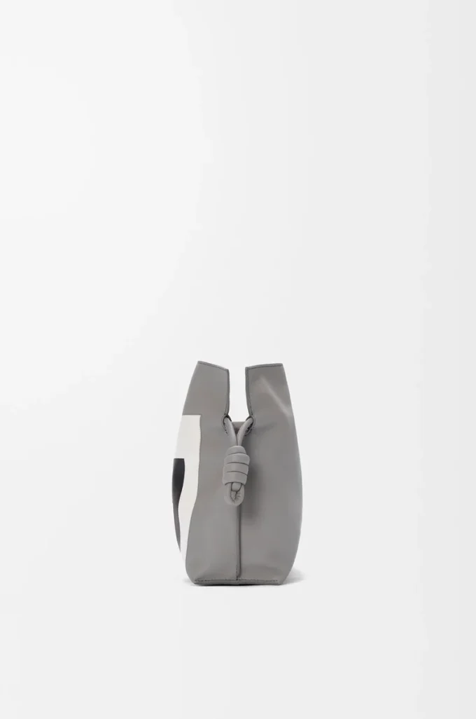 Pochette Flamenco moyenne en cuir de veau nappa gris/clair fantôme