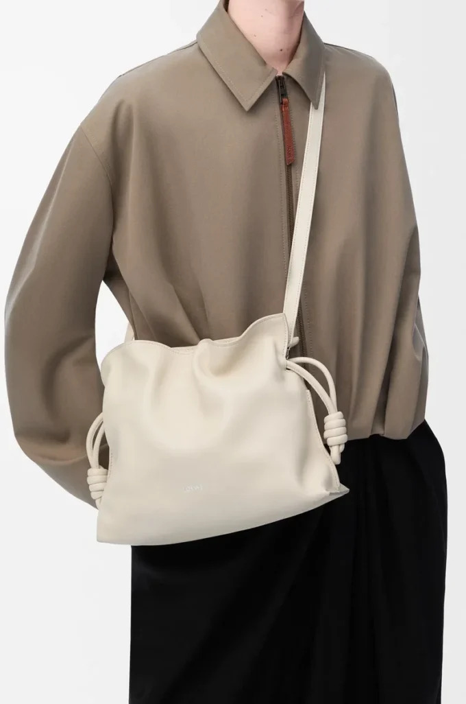 Pochette Flamenco moyenne en cuir de veau nappa Sea Salt
