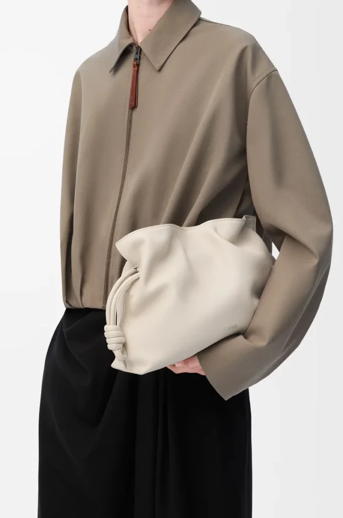 Pochette Flamenco moyenne en cuir de veau nappa Sea Salt