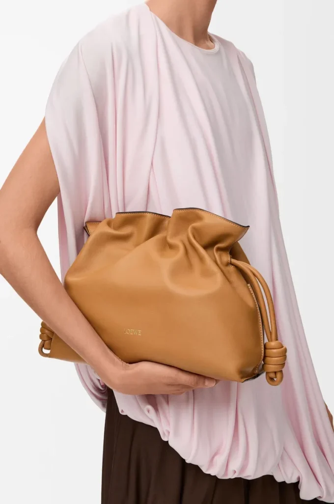 Pochette Flamenco moyenne en cuir de veau nappa Warm Desert