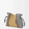 Pochette Flamenco moyenne Landscape en cuir de veau nappa Sparkling Grey/Butter