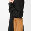 Pochette Pebble Dice en cuir de veau classique Warm Desert Pochette Pebble Dice en cuir de veau classique Warm Desert