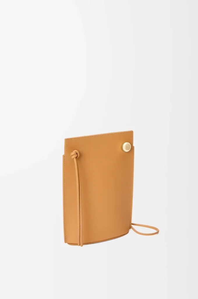 Pochette Pebble Dice en cuir de veau classique Warm Desert Pochette Pebble Dice en cuir de veau classique Warm Desert