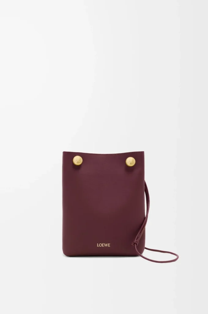 Pochette Pebble en cuir de veau lisse Dark Burgundy Pochette Pebble en cuir de veau lisse Dark Burgundy