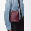 Pochette Pebble en cuir de veau lisse Dark Burgundy Pochette Pebble en cuir de veau lisse Dark Burgundy