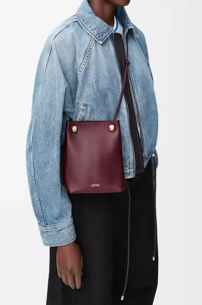 Pochette Pebble en cuir de veau lisse Dark Burgundy Pochette Pebble en cuir de veau lisse Dark Burgundy