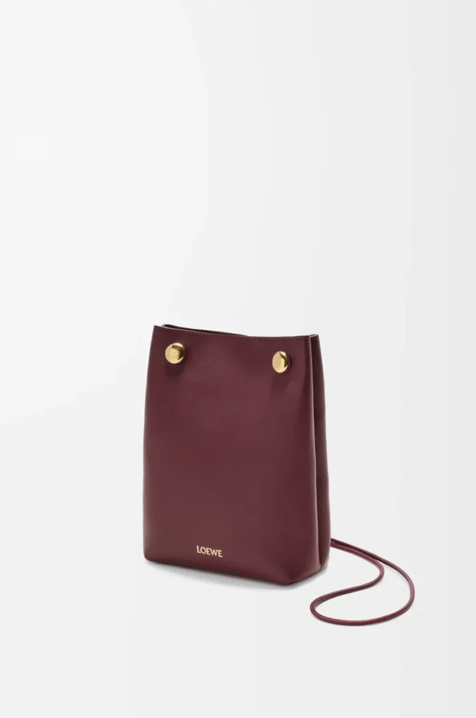 Pochette Pebble en cuir de veau lisse Dark Burgundy Pochette Pebble en cuir de veau lisse Dark Burgundy