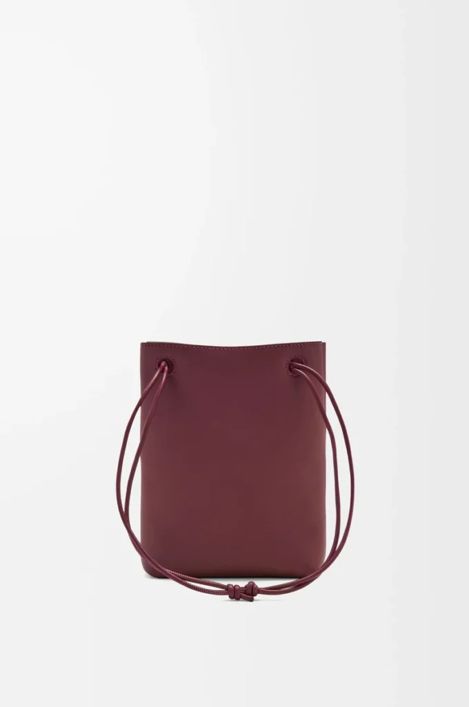 Pochette Pebble en cuir de veau lisse Dark Burgundy Pochette Pebble en cuir de veau lisse Dark Burgundy