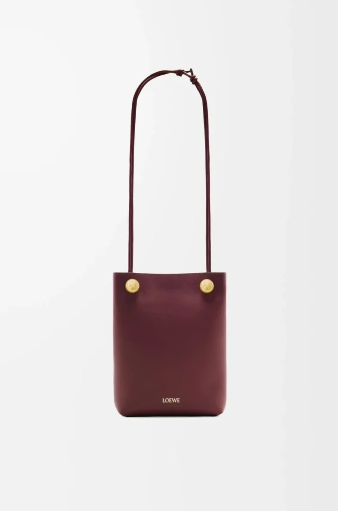 Pochette Pebble en cuir de veau lisse Dark Burgundy Pochette Pebble en cuir de veau lisse Dark Burgundy