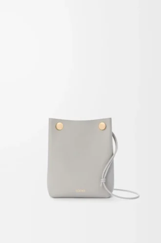 Pochette Pebble en cuir de veau lisse gris coquillage