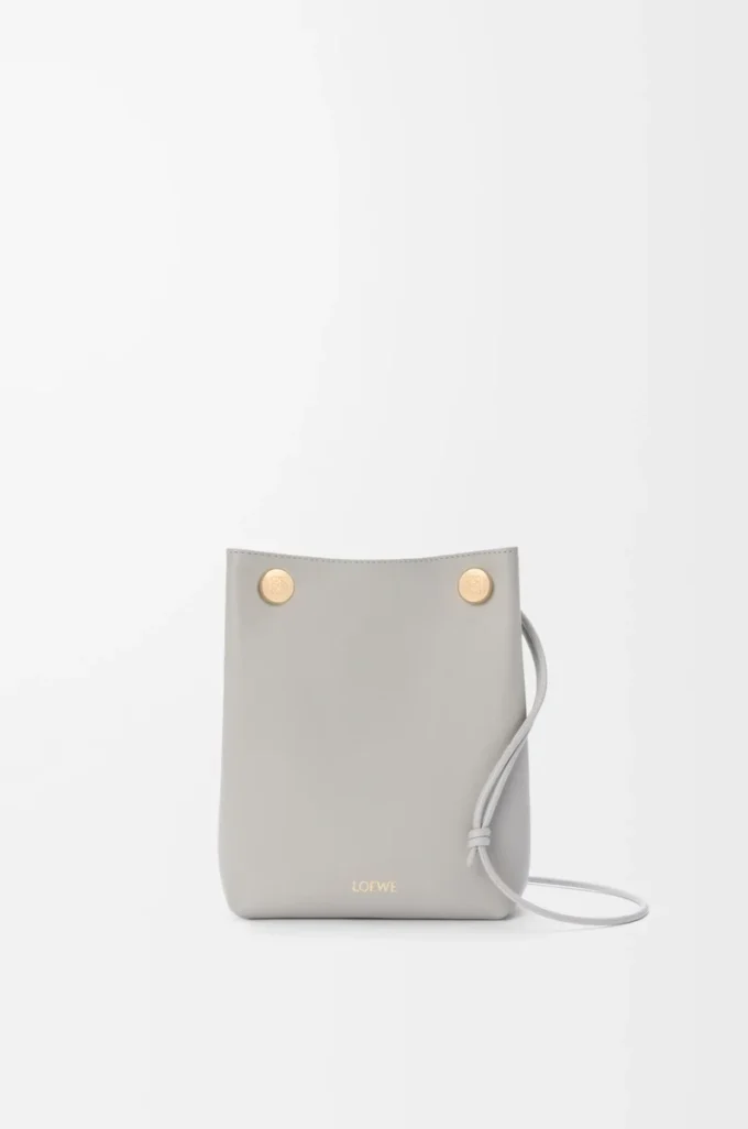 Pochette Pebble en cuir de veau lisse gris coquillage Pochette Pebble en cuir de veau lisse gris coquillage