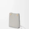Pochette Pebble en cuir de veau lisse gris coquillage Pochette Pebble en cuir de veau lisse gris coquillage