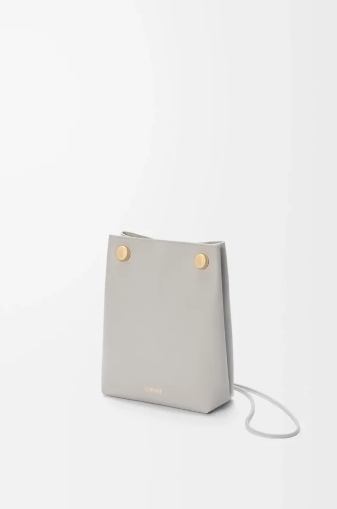 Pochette Pebble en cuir de veau lisse gris coquillage Pochette Pebble en cuir de veau lisse gris coquillage