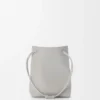 Pochette Pebble en cuir de veau lisse gris coquillage Pochette Pebble en cuir de veau lisse gris coquillage