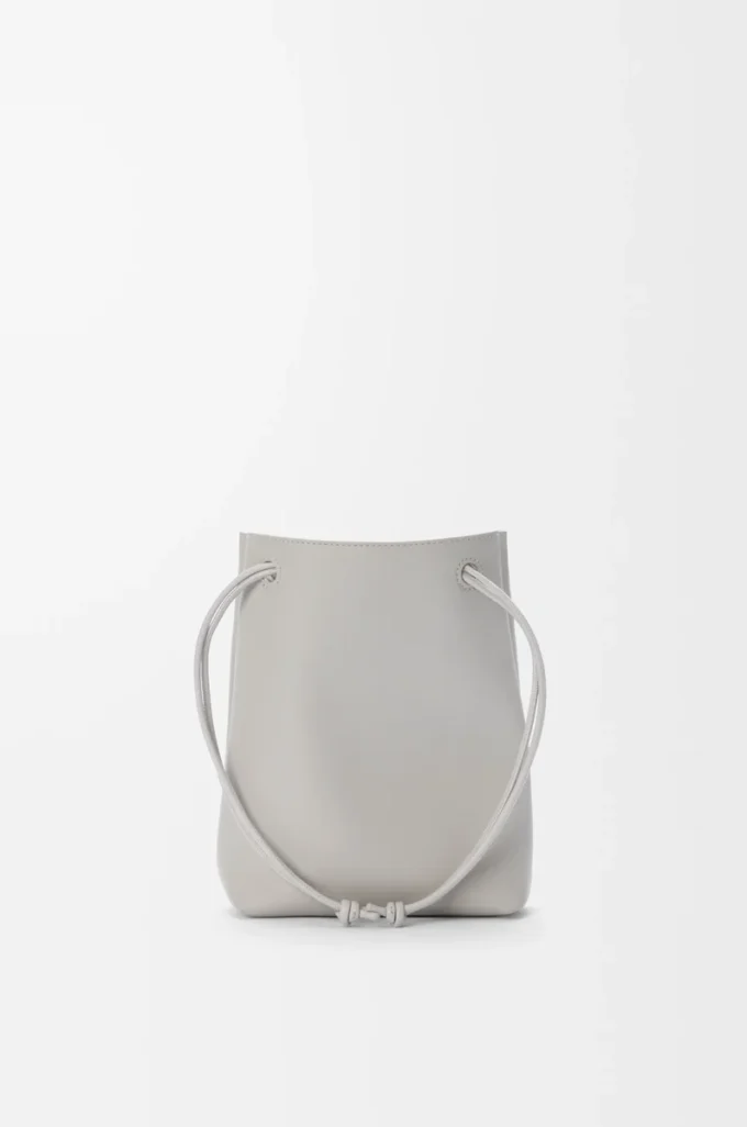 Pochette Pebble en cuir de veau lisse gris coquillage Pochette Pebble en cuir de veau lisse gris coquillage