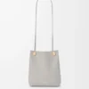 Pochette Pebble en cuir de veau lisse gris coquillage Pochette Pebble en cuir de veau lisse gris coquillage