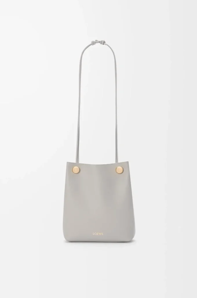 Pochette Pebble en cuir de veau lisse gris coquillage Pochette Pebble en cuir de veau lisse gris coquillage