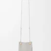 Pochette Pebble en cuir de veau lisse gris coquillage Pochette Pebble en cuir de veau lisse gris coquillage