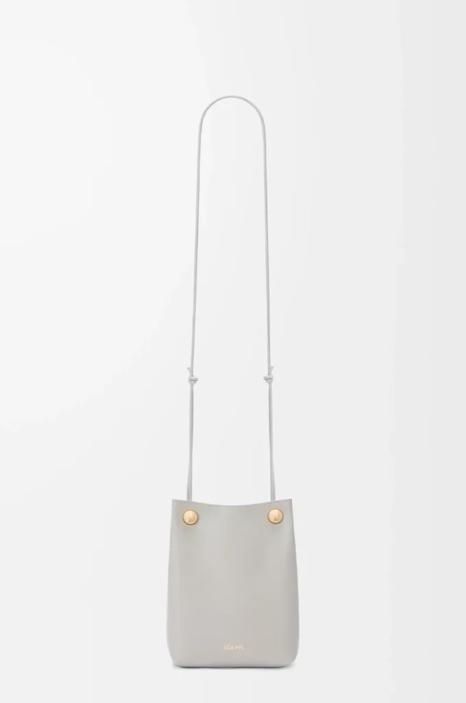 Pochette Pebble en cuir de veau lisse gris coquillage Pochette Pebble en cuir de veau lisse gris coquillage